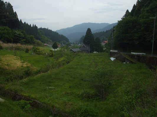 Entering Hanase, from the south end of the village. Note the thatched-straw roof minka to the left